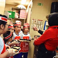 Outdoor Study Kelas III ke Pizza Hut Sudirman